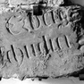 Fragment einer Grabplatte für eine unbekannte Person und einen N...ofschuster, an der Wand im Vorraum des südlichen Eingangs. Rotmarmor.