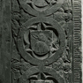 Wappengrabplatte des Haimeran Lerchenfelder und der Anna Wolf aus rotem Marmor.