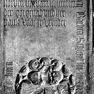 Grabplatte für Barbara Schluntl die Ältere (Nr.144) mit Grabinschriften für Barbara Schluntl die Jüngere und Paul Resch (Nr. 239), an der Nordwand, siebente von Westen.Rotmarmor.