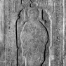 Figurale Grabplatte für den Pfarrer Ulrich Stadler, innen an der Westwand unter der Empore, vierte von Norden. Rotmarmor.