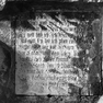 Figurale Grabplatte für den Hofnarren Hans Gerl, an der Südwand in der Westecke. Rotmarmor mit Inschriftenplatten in hellem Kalkstein.