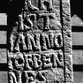 Breite Str. 7, Fragment eines Grabsteins (17. Jh.) 