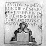 Grabtafel für Johann Dexer, an der Südwand, außen, obere Reihe, achte von Westen. Kalkstein.