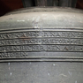 Glocke mit umfangreicher Inschrift