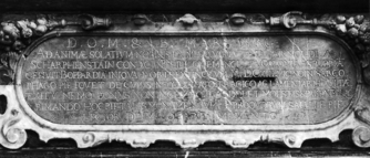 Bild zur Katalognummer 313: Rollwerkkartusche mit Inschrift aus dem kunstvollen Epitaph des Arnold von Scharfenstein gen. Pfeil