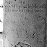 Grabplatte mit den Grabinschriften für eine Barbara Go... (Nr. 270) und für den Bürger Jörg Jäger und dessen Ehefrau Elisabeth (Nr. 543), an der Südwand, sechste von Westen, oben. Rotmarmor.