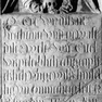 Grabplatte für den Bürger Erasmus Moschberger und seine zweite Ehefrau Juliana, an der Westwand im ersten Joch von Norden neben der Tür zur Lamberg-Kapelle. Rotmarmor.