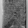 Grabinschrift für den Kaplan Leonhard Kastenmair auf der Grabplatte für eine unbekannte Person (Nr. 216 a), an der Westwand der Eingangshalle des Rathauses, zweite Platte von Süden. Rotmarmor.