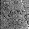 Grabinschrift für den Kanoniker Johann Aichelberger auf der Grabplatte für Johann von Regen (Nr. 91), an der Nordwand in der unteren Reihe. Zweitverwendung der Platte.