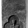 Grabplatte für den Hofkaplan Leonell Socyro, im nördlichen Seitenschiff an der Nordwand, erste von Westen.Rotmarmor.