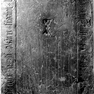 Grabplatte des Johann Oech von Pappenheim aus rotem Marmor, quer an der Wand aufgerichtet.