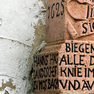 Kreuztitulus, Bibelspruch und Namensinschrift an Wegkreuz 