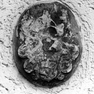 Wappenmedaillon des Christoph von Pötting und Persing, an der straßenseitigen Wand, ungefähr in 2 m Höhe.