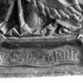 Figurale Grabplatte für den Domprobst Georg Pernpeck, an der Südwand im mittleren Joch. Rotmarmor.
