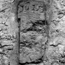 Grenzstein mit Jahreszahl und Wappen 