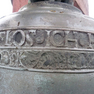 Gießerinschrift des Hildebrant Weigel auf einer Glocke im Glockenturm über dem Torbau