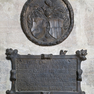 Grabtafel und Wappentafel mit Sterbevermerk für Matthes von Rotenhan.