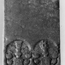 Grabinschrift für ein Kind des Georg Pfluegl auf einer Wappengrabtafel