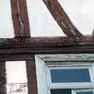 Spruchinschrift auf dem oberen Schwellbalken des Fachwerkhauses.