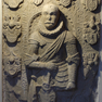 Die schwer beschädigte Grabplatte des Erich von Bardeleben trägt die Inschrift zwischen Wappen und Ritterfigur