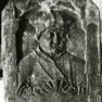 Figurale Gedenkplatte für den Stiftskanoniker Matthias Hinderer