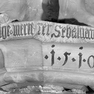 Dom, nw. Vierungspfeiler, Standbild des Hl. Sebastian, Detail: Inschrift (1510)