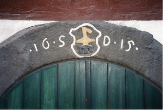 Bild zur Katalognummer 202: Jahreszahl mit Initialen und reliefiertem Wappen