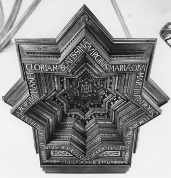 Bild zur Katalognummer 327: Unterseite der Kanzel in der Oberweseler Michaelskapelle (stammt ursprünglich aus der Kath. Pfarrkirche St. Martin)