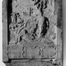 Fragmentarisches Relief, vermutlich Teil eines Epitaphs, im Westflügel an der Westwand, im zweiten Joch von Norden. Kalkstein.