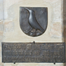 Grabtafel und Wappenschild mit Sterbevermerk für den Domherrn Heinrich von Rabenstein.