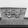 Wappenstein mit Jahreszahl und Wappen über Türsturz 