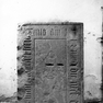 Grabplatte des Kaplans Michael außen vor der Nordwand des Langhauses.