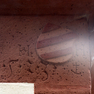Das Wappen Hattstein, Initialen, Jahreszahl und Steinmetzzeichen auf einem Eckquader.