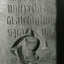 Grabplatte des Jakob Mittrecker aus Sandstein, an der Wand aufgerichtet.