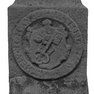 Kruzifix auf dem Friedhof, Detail mit Wappenbeischrift am Stamm