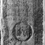 Grabplatte mit den Grabinschriften für die Kanoniker Johann Huebner (Nr. 102) und Wilhelm von Watzendorf (Nr. 316), an der Nordwand. Mehrfachverwendung der Platte. Rotmarmor.