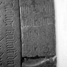 Fragment der Grabplatte für einen Stefan, Treppenstufe zur Lourdes-Kapelle, östlicher Teil. Rotmarmor.