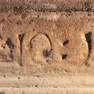 Inschriftenstein mit Jahreszahl im südlichen Eingang der Kirche