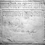 Fragment einer Grabplatte für einen Wenzel, an der Nordwand, achte von Westen, oben. Rotmarmor.