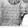 Fragment einer Grabplatte für Dorothea Frueauf, geb. Bluemel, und Barbara Peugl, geb. Frueauf (Nr. 765). Mehrfachverwendung der Platte. Rotmarmor. Inv.-Nr. 1485 Oberhausmuseum Passau.