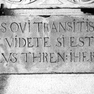 Schrifttafel, vermutlich ursprünglich Teil eines Epitaphs, an der Südwand über der Säule westlich des Domportals. Kalkstein. Bibelzitat.