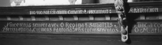 Bild zur Katalognummer: Sockelgesims mit Inschrift des Altaraufsatz aus farbig gefaßtem Holz in Form einer dreigeschossigen, dreiachsigen Säulenädikula in der Liebfrauenkirche Oberwesel