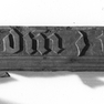 Fragment der Kranzleisten eines Chorgestühls, mit Spruch und Stifterinschrift