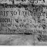 Grabinschrift für Helena Detterholzer (Nr. 538) auf dem Fragment einer Grabplatte für eine unbekannte Frau (Nr. 467), an der Nordwand im ersten Abschnitt von Westen, untere Platte. Rotmarmor.