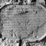 Wappengrabplatte für Hans Christoph von Schönburg und seine Gemahlin Maria Jacobe, geb. Puchleitner von Sünzing, im Südflügel an der Südwand im ersten Joch von Westen. Rotmarmor.