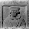 Fragment (oberes Drittel) der Grabplatte für Peter Lörl
