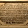 Tafel mit Inschrift und Tetragramm.