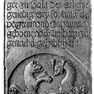 Wappengrabplatte für Hans Aman mit Erwähnung seiner beiden Ehefrauen Anna, geb. Otnberger, und Johanna, geb. von Trenbach, im Chor nordöstliches Segment. Rotmarmor.