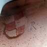 Das Wappen Rodenstein, sowie Initialen auf einem Eckquader. 