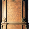 Grabinschrift, Sockel mit Bibelzitat und Wappen auf dem Epitaph der Margretha Gans.